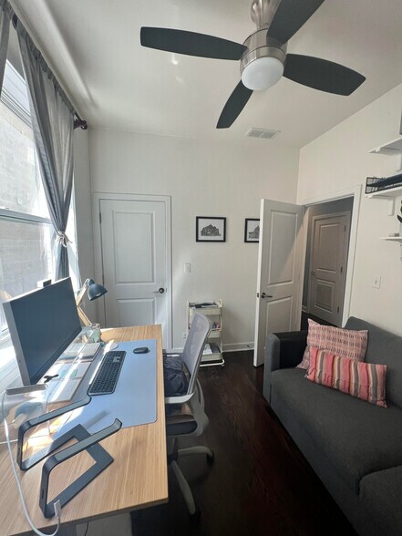 Building Photo - 3322 W Eastwood Ave