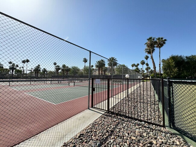 Building Photo - AVAILABLE NOW!!  1 Bedroom 1 Bathroom UPSTAIRS Apartment in Palm Springs!