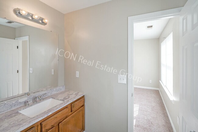 Building Photo - 3/2.5 End unit townhome