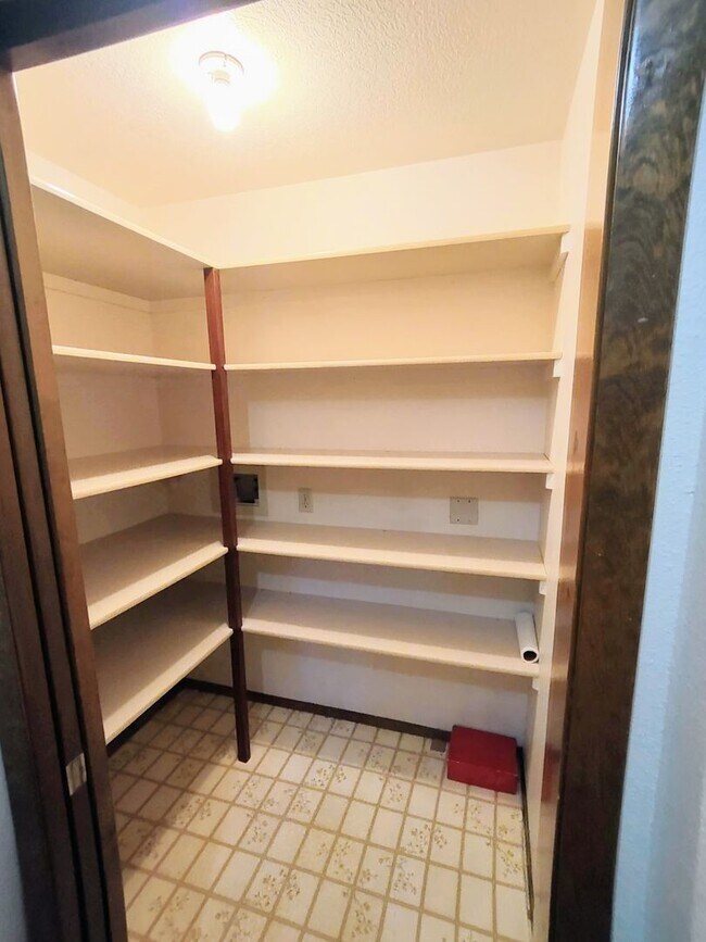 Building Photo - Spacious Downtown Townhome Available Now!