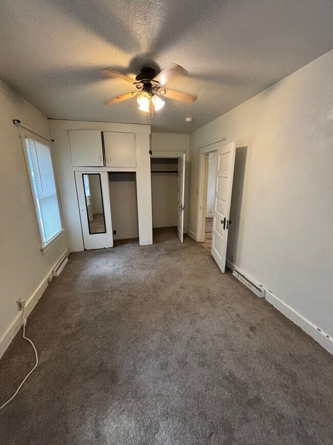 Building Photo - AVAILABLE NOW!!!  1 bedroom, 1 bath house ...