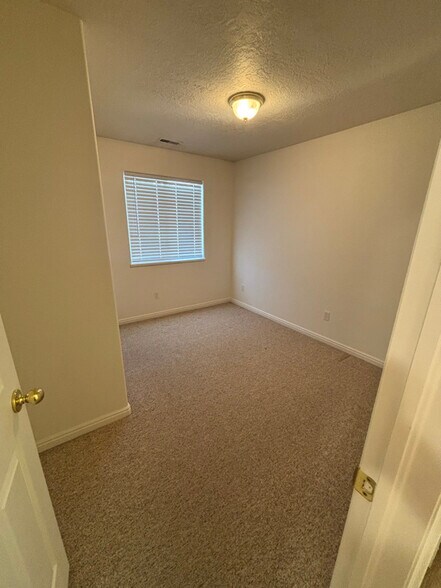 Building Photo - 19 E 400 S St