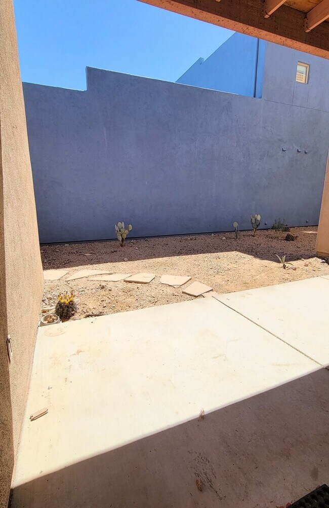 Building Photo - Pet friendly Civano home