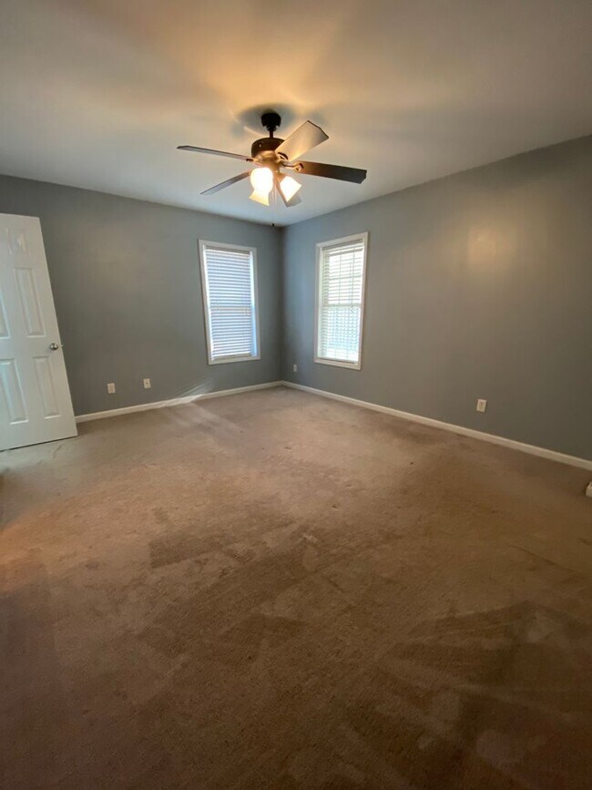 Building Photo - 3 bedroom, 2 bathroom Home in Hampstead