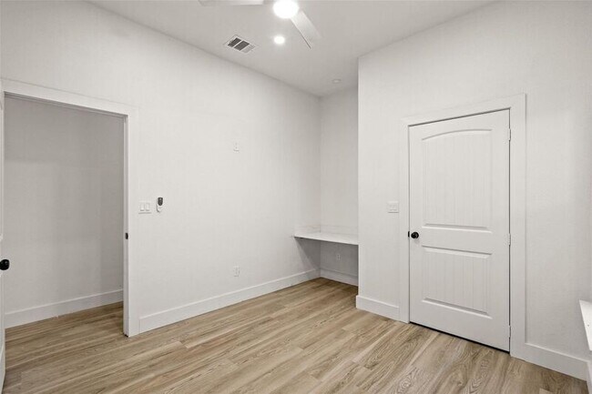 Building Photo - 808 W 10th St