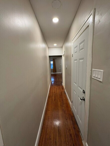 Building Photo - 1637 McLaran Ave