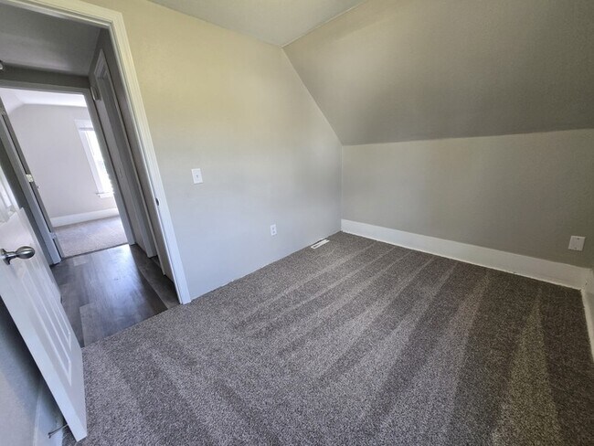 Building Photo - 317 6th Ave N