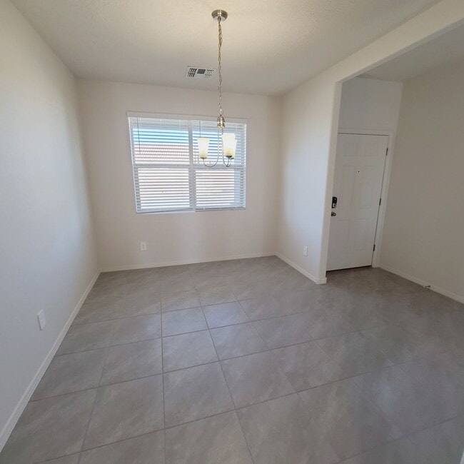 Building Photo - 3 bed 2 bath home in Huning Ranch Energy Efficient Home!