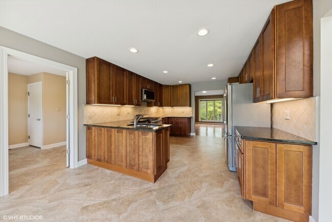 Building Photo - 15020 King Dr