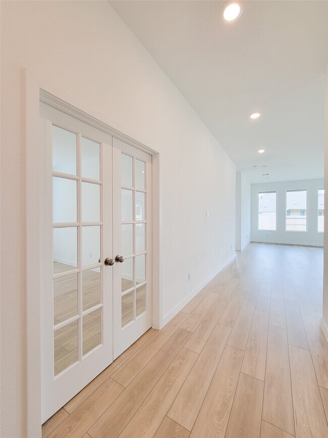 Building Photo - 17850 Aile Pierre Pass