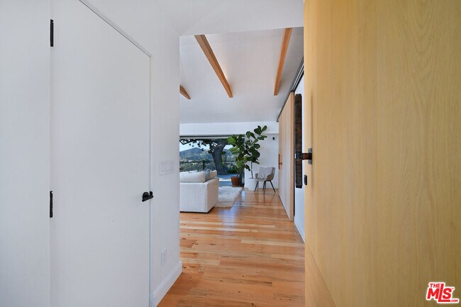 Building Photo - 2145 Linda Flora Dr