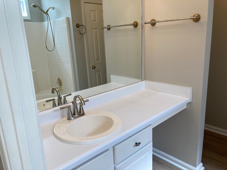 Building Photo - 2328 Leacroft Way