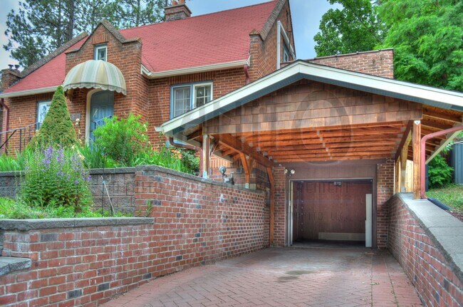 Building Photo - Stunning Brick Home near Audubon Park