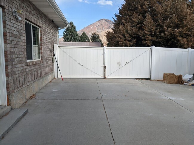 Building Photo - Meticulously Mapleton Basement Apartment