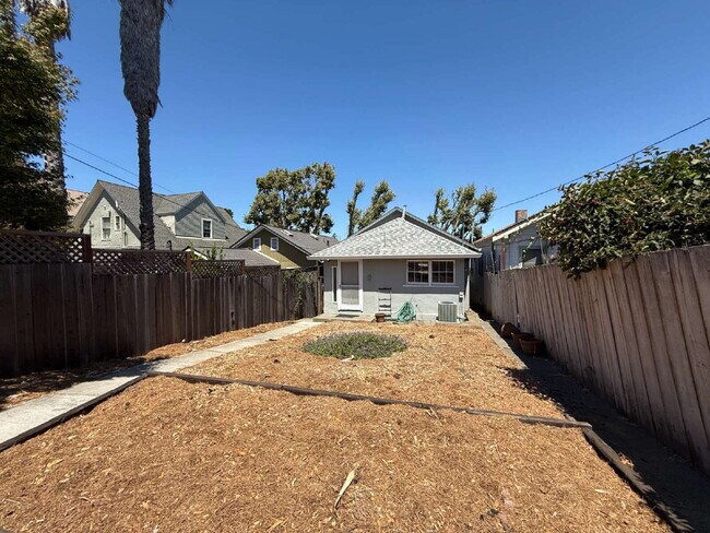 Building Photo - Charming 3-Bedroom Home with Yard – Conven...