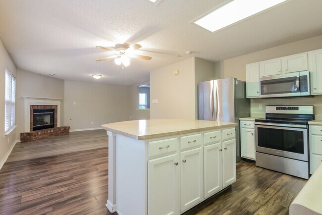 Building Photo - 15007 Redcliff Dr