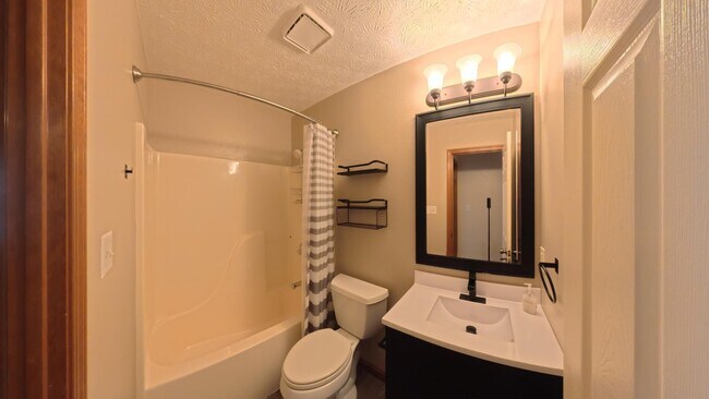 Building Photo - 304 Erin Dr