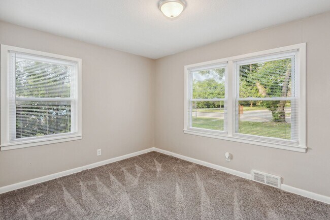 Building Photo - Spacious 4 bedroom home with 2 car garage