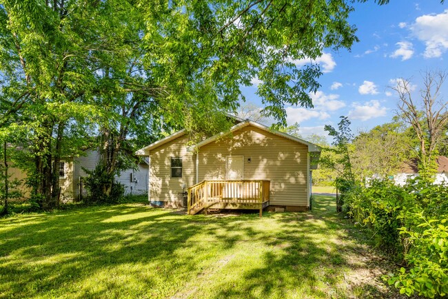 Building Photo - Stylish & Newly Renovated 3 Bedroom 2 Bath...