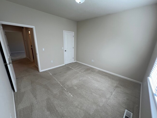 Building Photo - Great location with lots of amenities! 4 b...