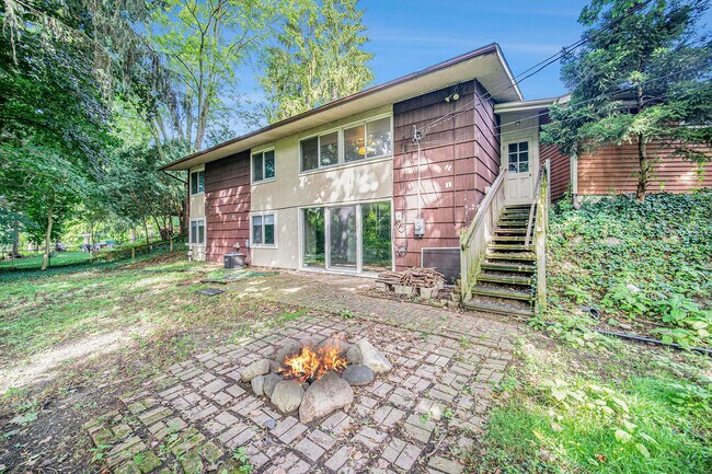 Building Photo - 1020 Traver Ct