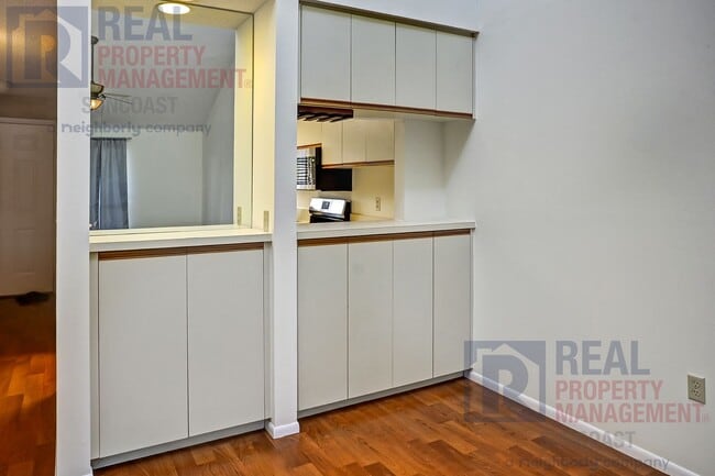 Building Photo - 251 Fenwick Dr