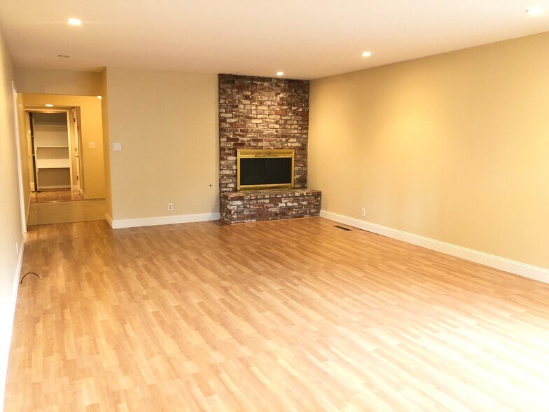 Building Photo - 251 Silverado Ct