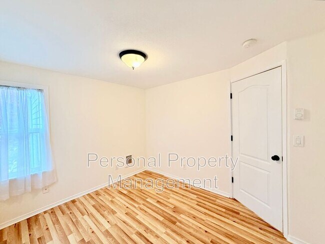 Building Photo - 715 W 19th St