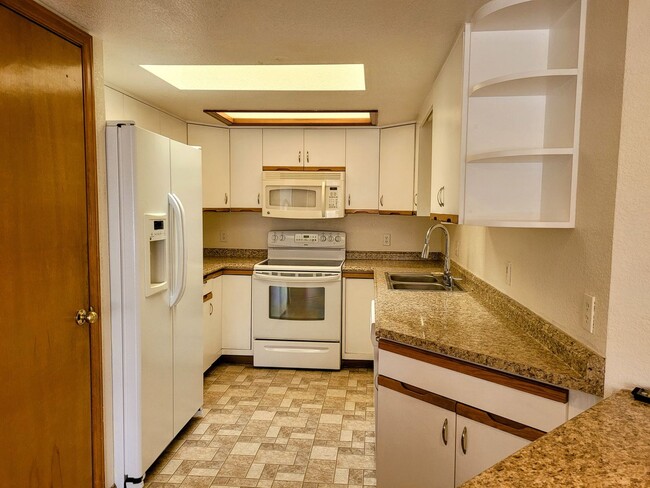 Building Photo - Spacious clean 2 bedroom unit, close to ev...