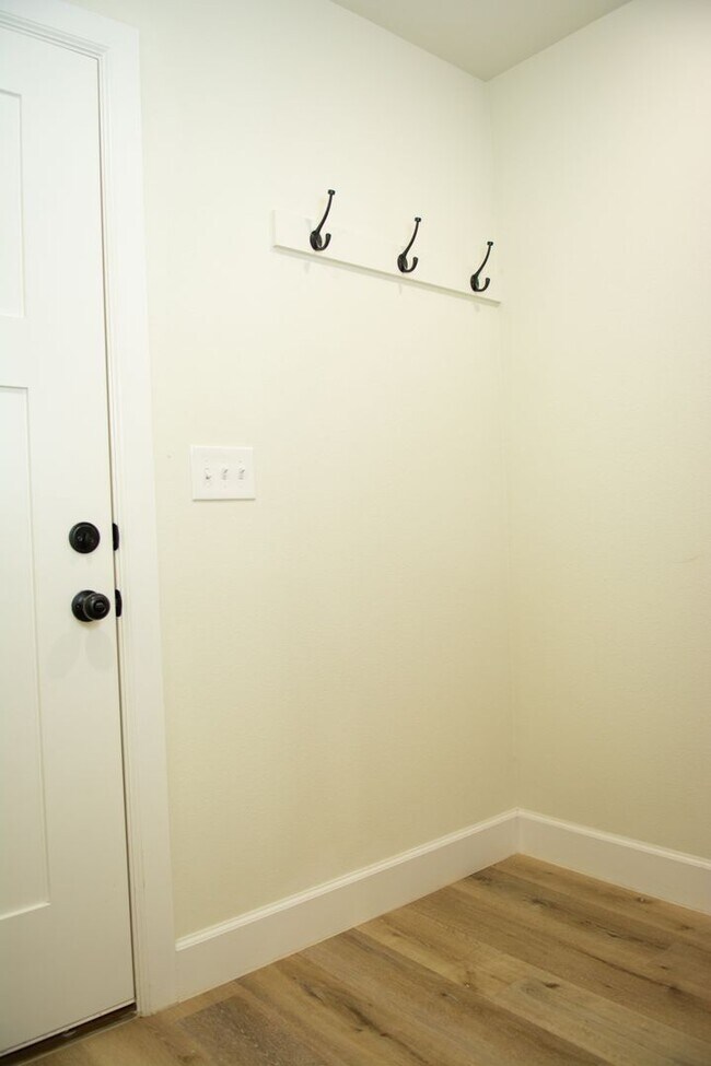 Building Photo - Available June 10th! Townhouse in the heart of West Fork !