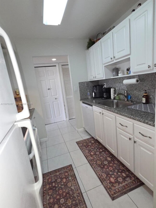 Building Photo - 220 Lakeview Dr