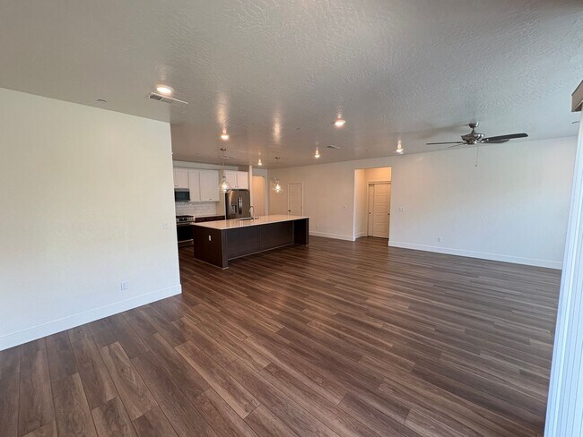 Building Photo - 113 E Tyler Ave