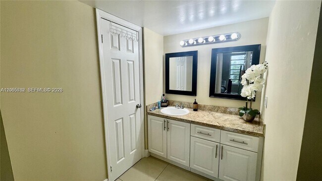 Building Photo - 8850 Fontainebleau Blvd