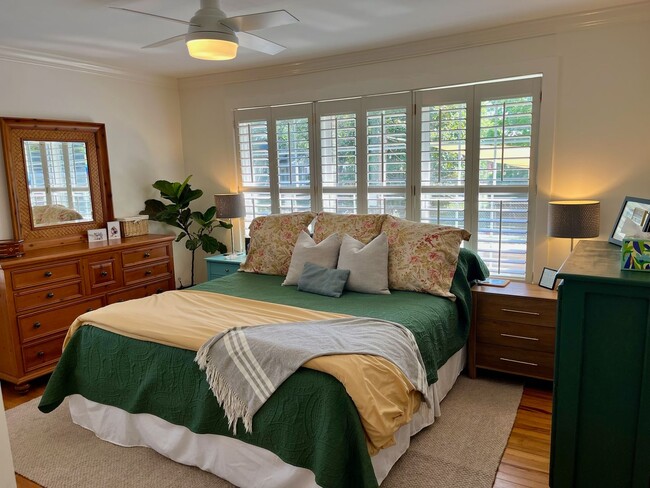 Building Photo - 3/2 Duplex Conveniently Situated in an Established Neighborhood!