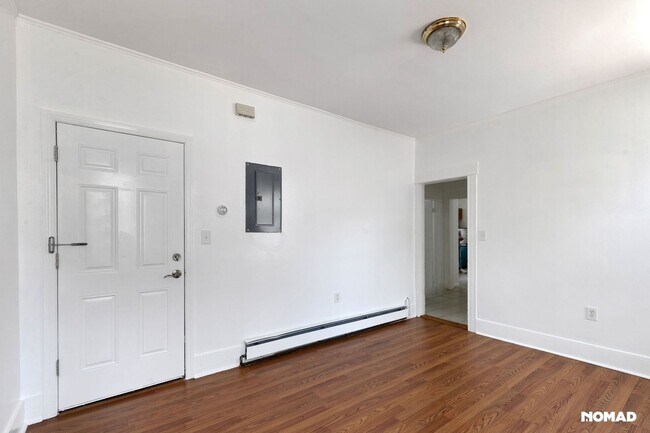 Building Photo - Spacious 4BR Apartment in Newark