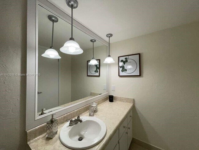 Building Photo - 2950 N Palm Aire Dr