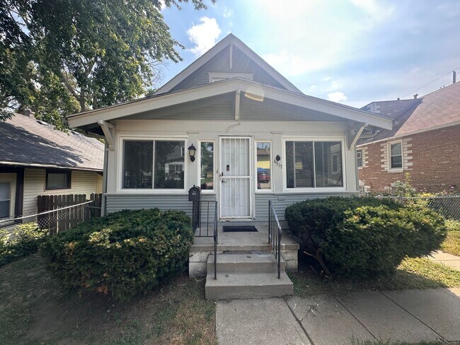 Building Photo - 2 Bedroom Home For Rent in Omaha