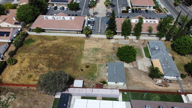 Building Photo - 7421 N Maple Ave