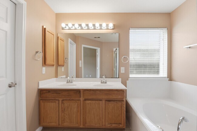 Building Photo - 1502 Stonehedge Bend Dr