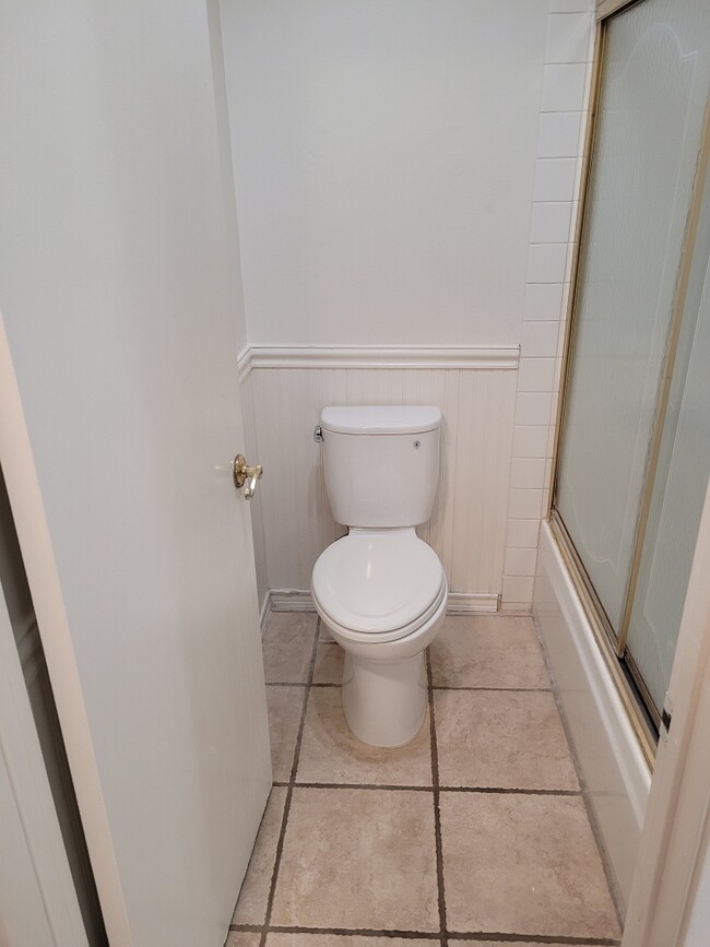 Bathroom Area - toilet and paint - 2 yrs 4 mths old - 13006 Wimberly Sq