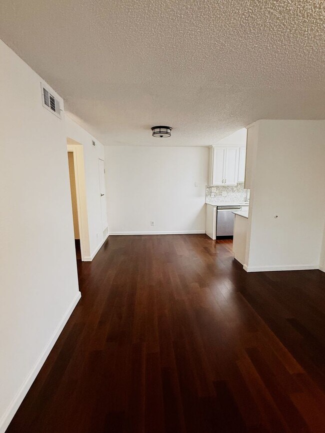 Building Photo - 1 Bed Condo in the heart of everything