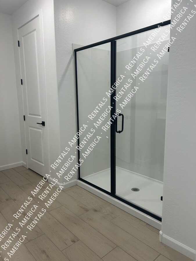 Building Photo - 5612 W Buist Ave