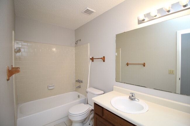 Building Photo - Spacious 3BR/2BA Gulf Breeze Home with Vau...