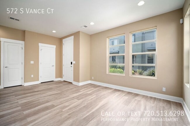 Building Photo - 572 S Vance St