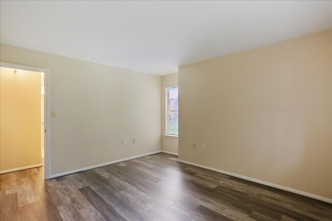 Building Photo - Ground Level Condo in Gaithersburg - 1 bed, 1 bath