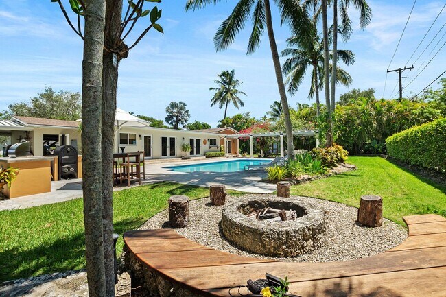 Building Photo - Stunning 4BR/3BA Pool Home with Outdoor Oa...