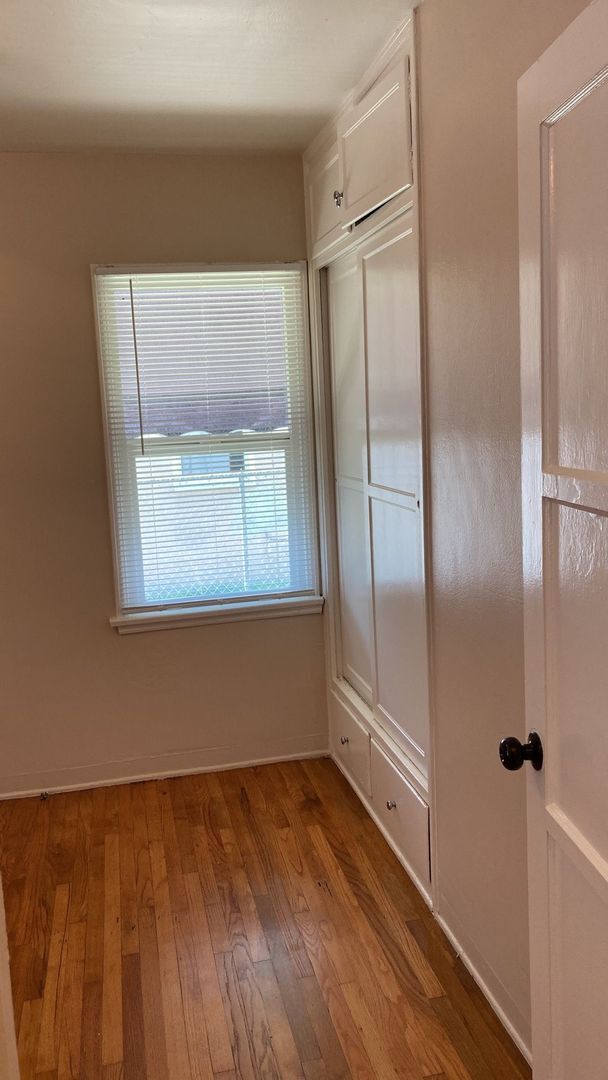 Building Photo - 2212