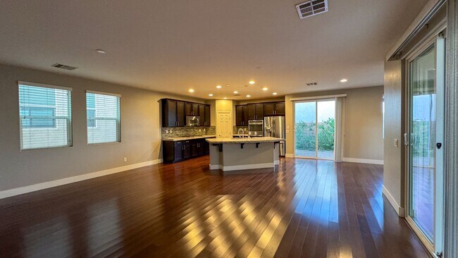 Building Photo - 4-bed, 2.5 bath, 2,498 sq ft home in Mount...