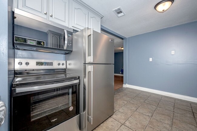 Building Photo - 3 Bed 1 Bath Home In Pascagoula - New Appliances