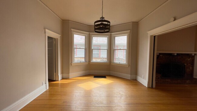 Building Photo - Beautiful 3 bed/2 bath Near Downtown!